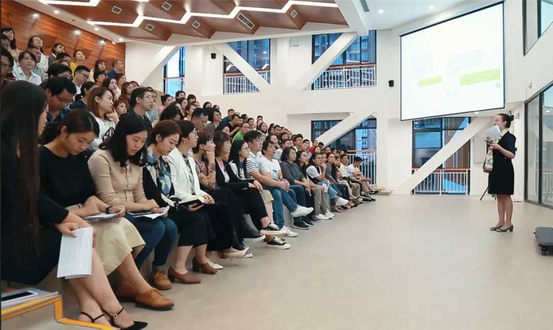 霍森斯小学曾校长做主题演讲《从丹麦学校建筑,思考校园空间设计与课程融合》 霍森斯小学曾校长做主题演讲《从丹麦学校建筑,思考校园空间设计与课程融合》